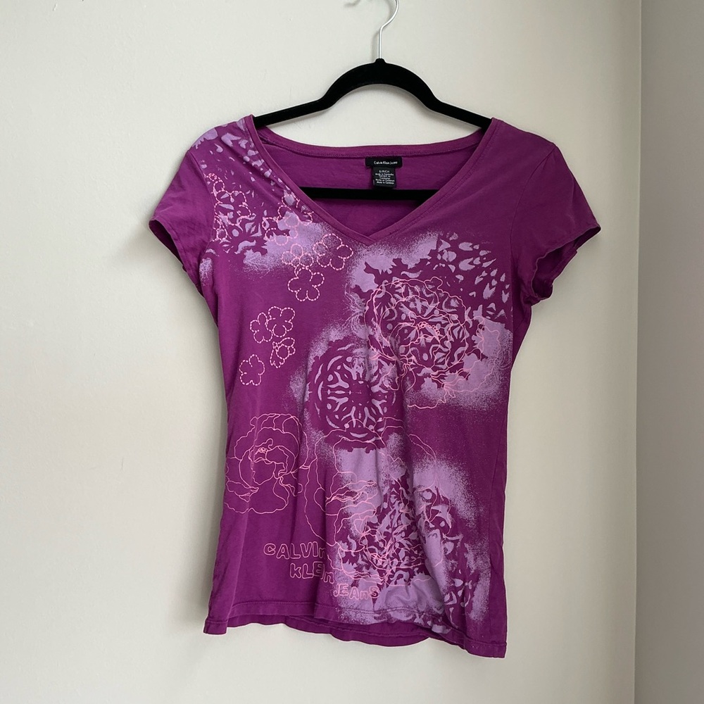 Calvin Klein Jeans Purple Floral Graphic V-Neck Tee Women’s Small Y2K